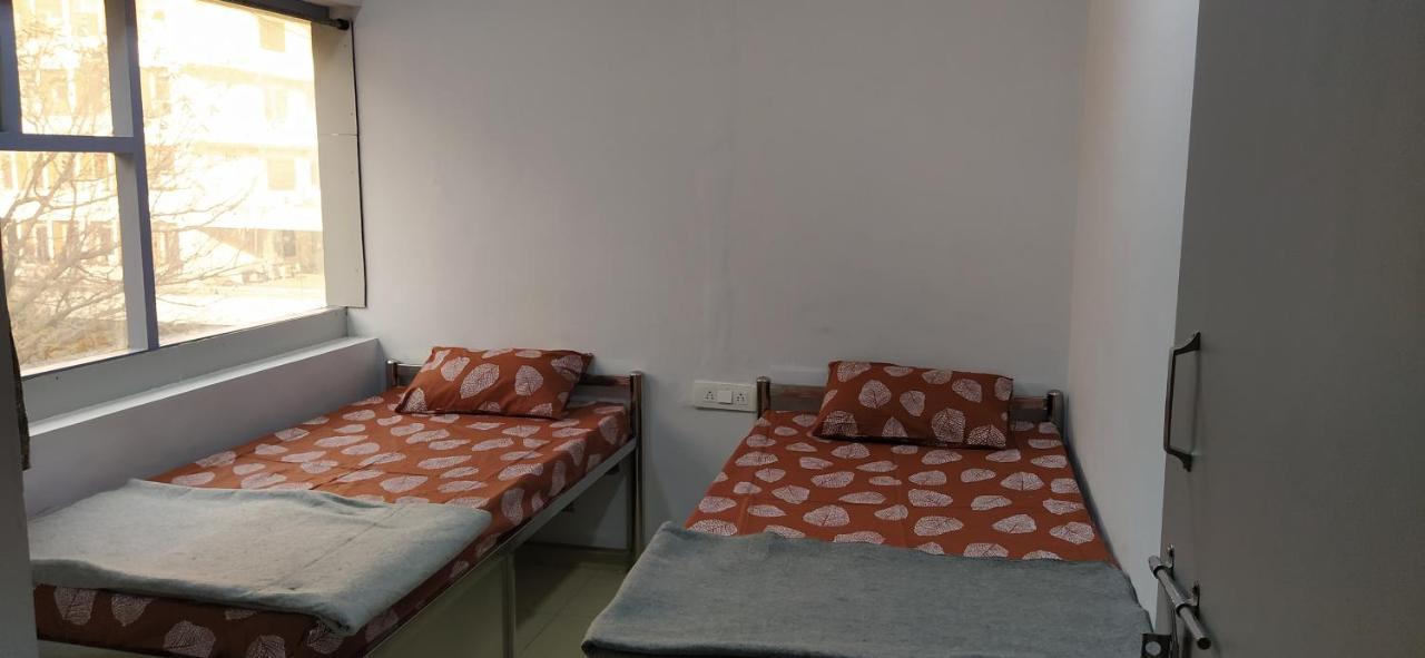 Shiv Sai Dormitory Vadodara Extérieur photo