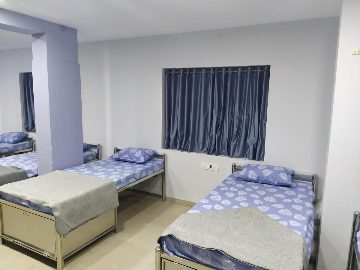 Shiv Sai Dormitory Vadodara Extérieur photo