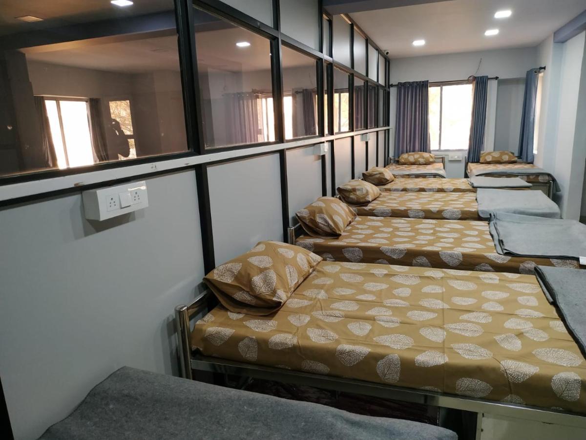 Shiv Sai Dormitory Vadodara Extérieur photo