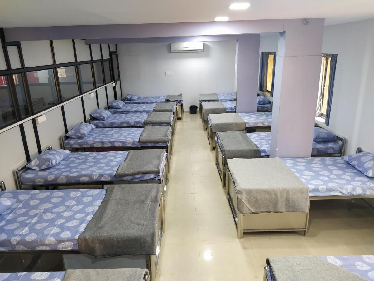 Shiv Sai Dormitory Vadodara Extérieur photo