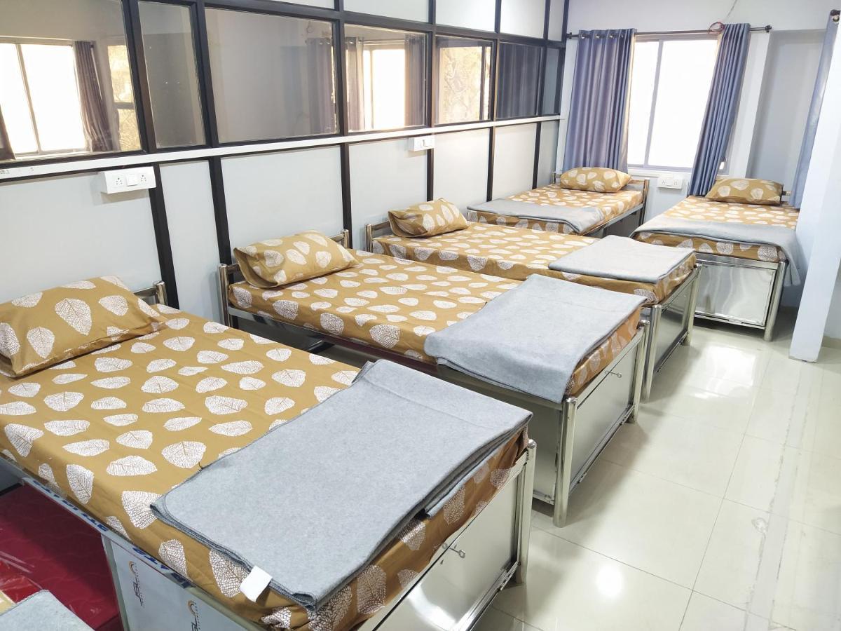 Shiv Sai Dormitory Vadodara Extérieur photo