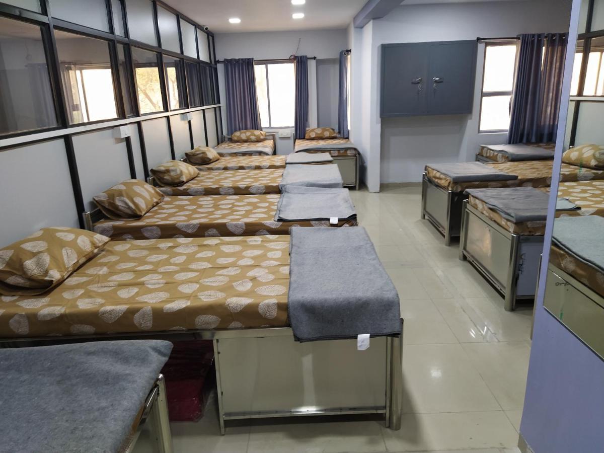 Shiv Sai Dormitory Vadodara Extérieur photo