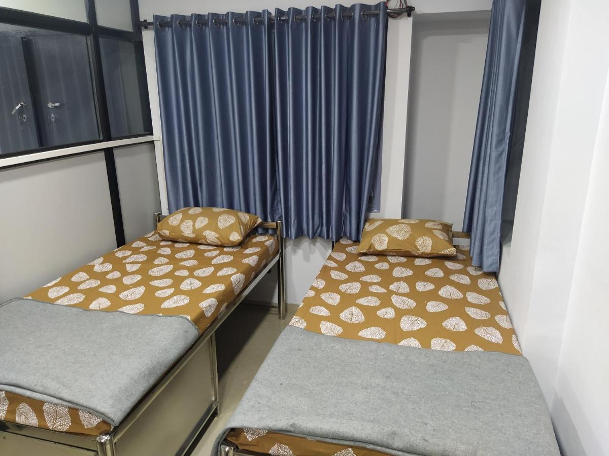 Shiv Sai Dormitory Vadodara Extérieur photo